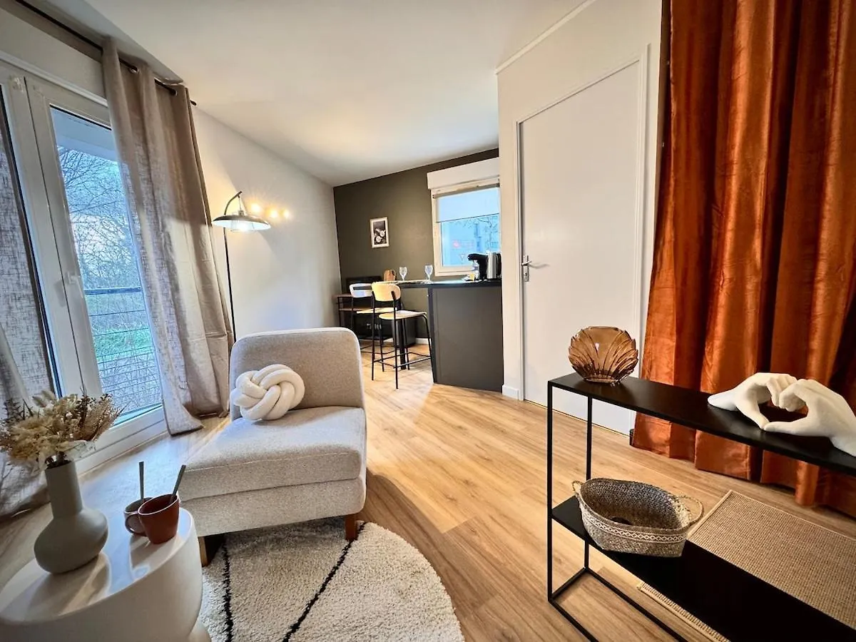アパート Le Braseo, Nice Studio With Parking In レンヌ